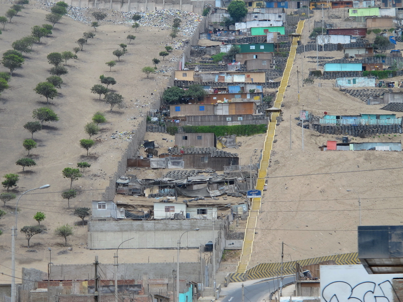 Viviendas precarias en las laderas de arena del barrio del Chorrillo