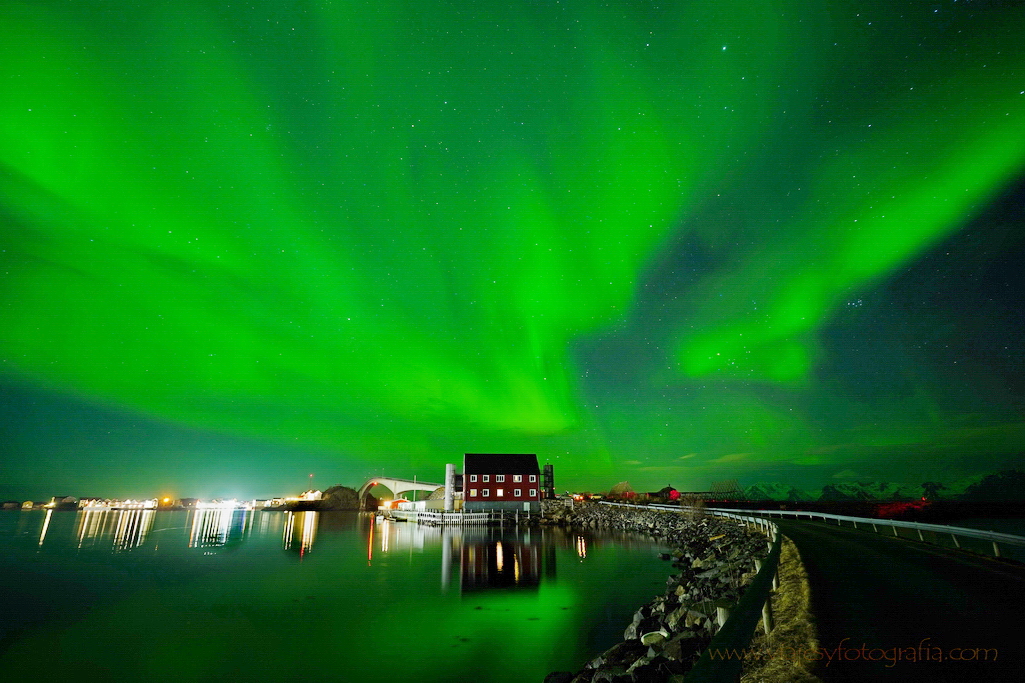 lofoten-henningsvaer-aurora