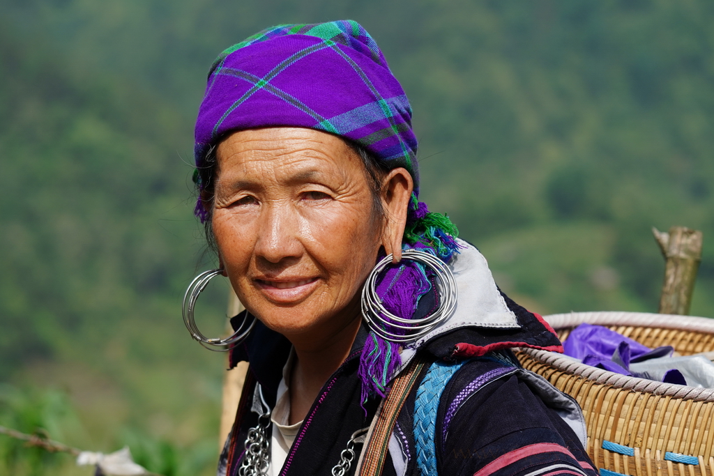 sapa-black-hmong-woman-portrait